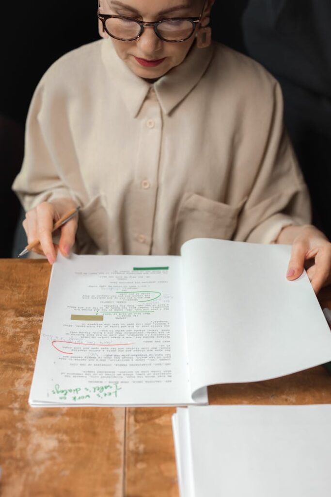 Imagem de uma mulher lendo um texto. Geralmente com o amadurecimento e com o passar dos anos fica mais fácil descobrir o que fazer da vida. 