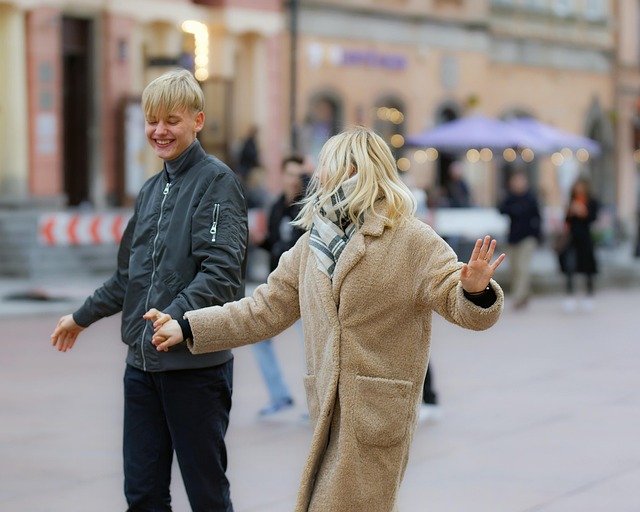Imagem de um casal dançando na rua. Experimentar coisas novas ajuda a descobrir meu propósito de vida.