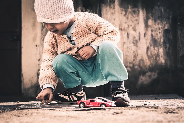 Imagem de uma criança brincando com um carrinho. Lembrar do que brincava quando criança é importante para como saber o que eu quero fazer da vida.
